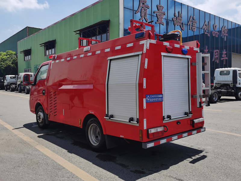 藍牌東風途逸1噸水罐消防車