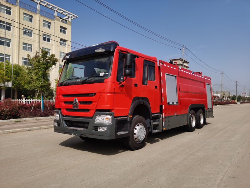 國三重汽豪沃12噸水罐消防車