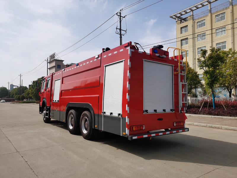 國三重汽豪沃12噸水罐消防車
