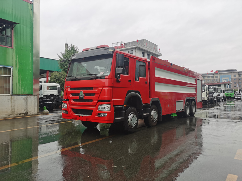 國三重汽豪沃25噸水罐消防車