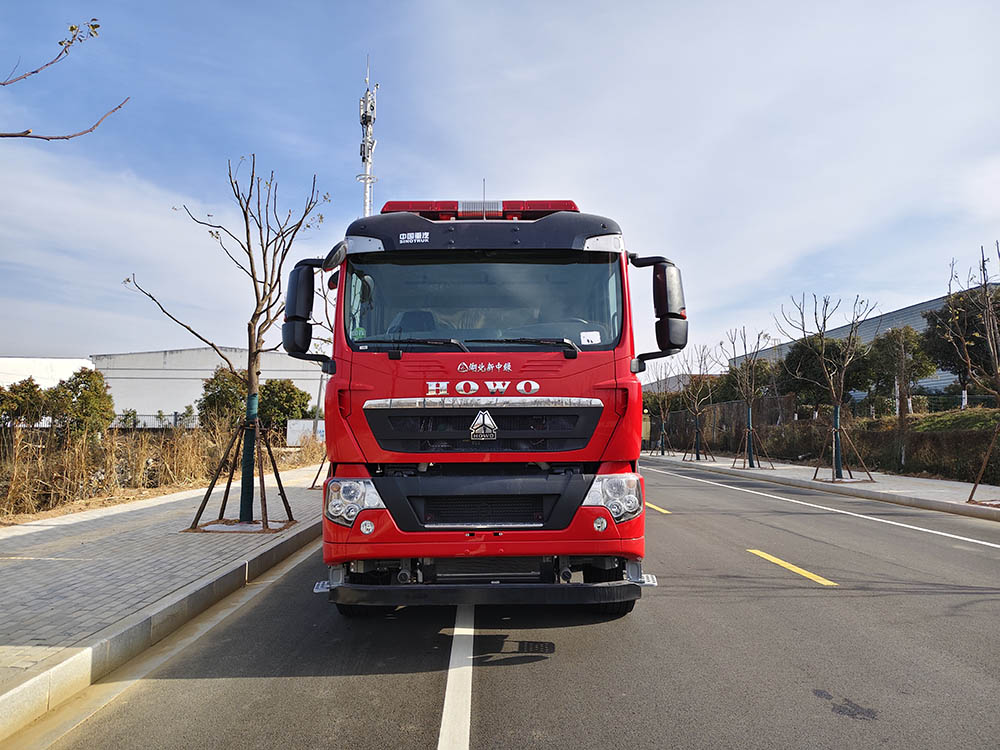 重汽豪沃25噸水罐消防車