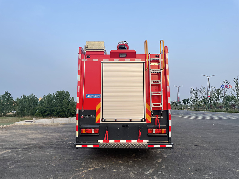 重汽豪沃17m3泡沫消防車