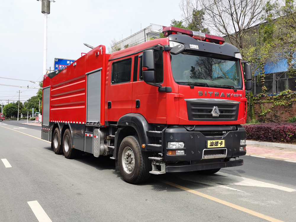 重汽汕德卡17m3泡沫消防車(chē)