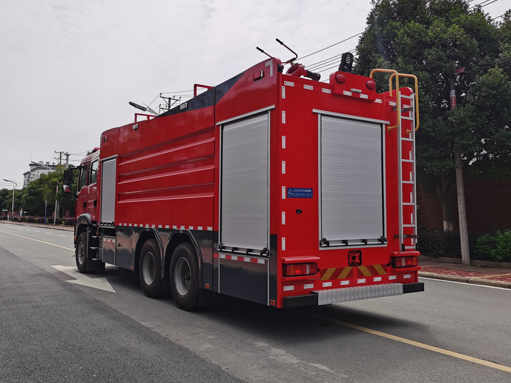 重汽汕德卡17m3泡沫消防車(chē)