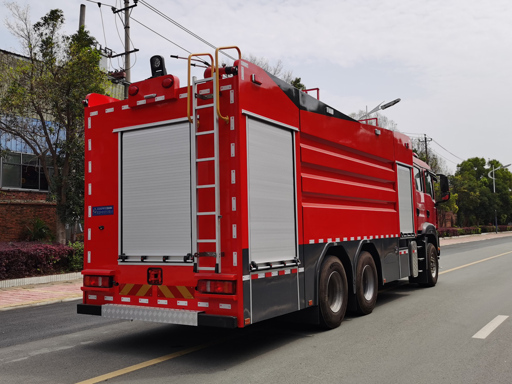 重汽汕德卡17m3泡沫消防車(chē)